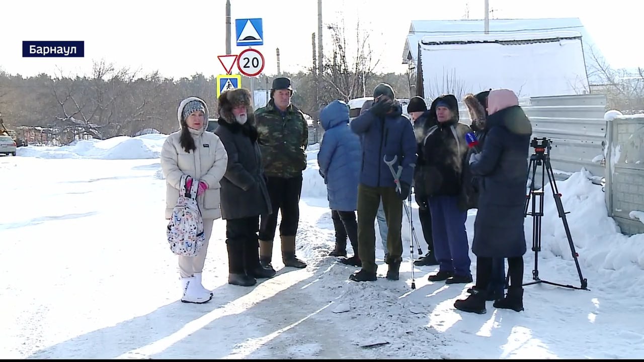 Забор стал источником опасности для пешеходов на улице Нахимова в посёлке Новосиликатный Забор стал источником опасности для пешеходов на улице Нахимова в посёлке Новосиликатный