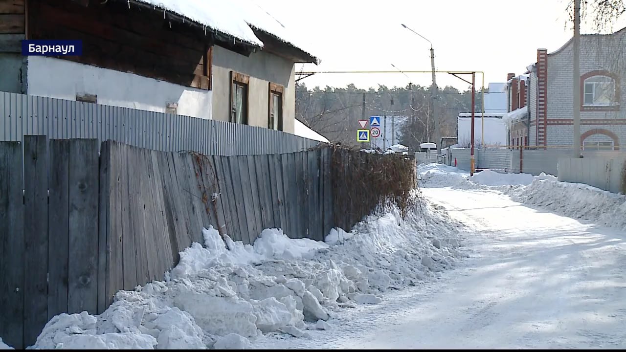 Забор стал источником опасности для пешеходов на улице Нахимова в посёлке Новосиликатный