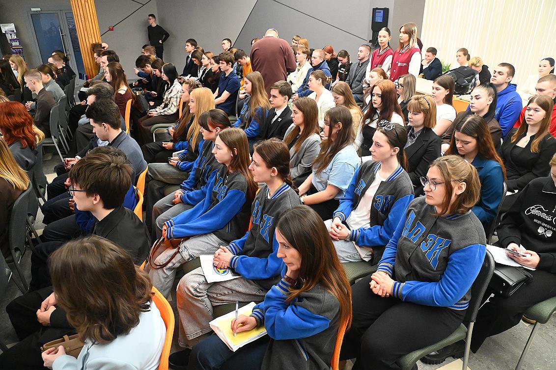 В Барнауле прошел первый молодежный форум «Будущее выбираешь ты» В Барнауле прошел первый молодежный форум «Будущее выбираешь ты»