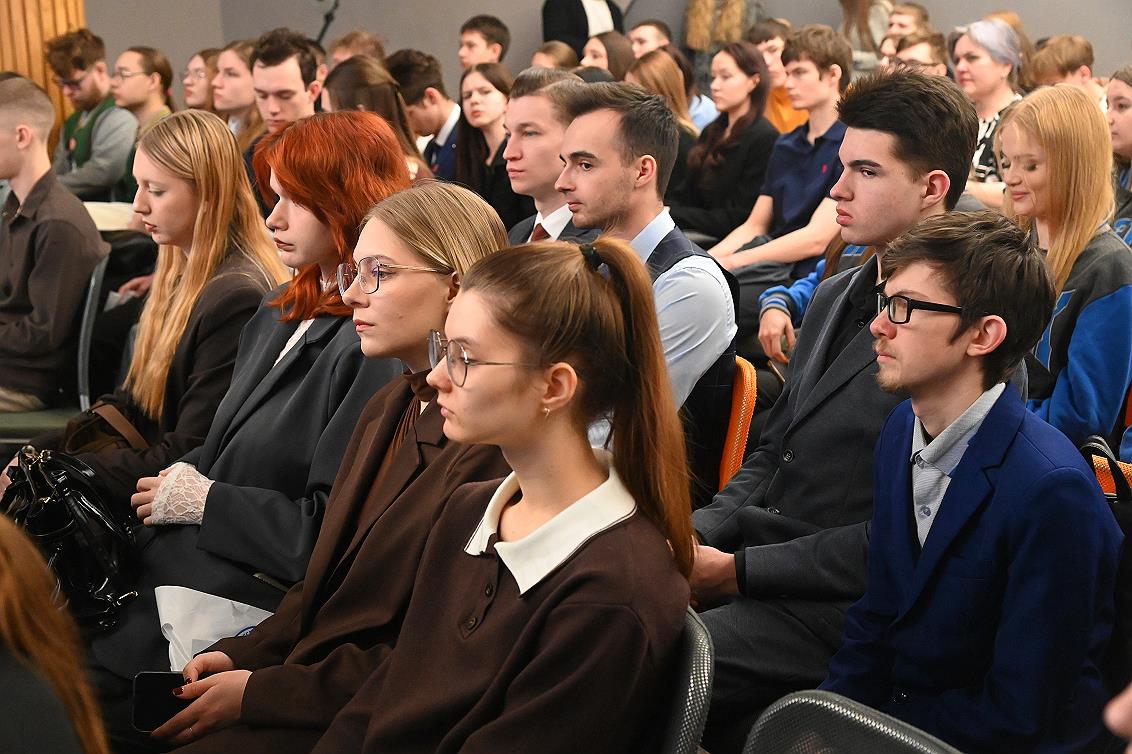 В Барнауле прошел первый молодежный форум «Будущее выбираешь ты» В Барнауле прошел первый молодежный форум «Будущее выбираешь ты»