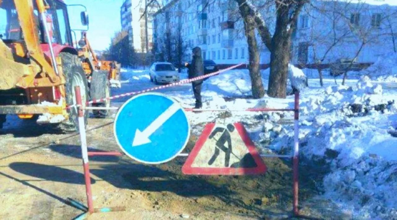Бийчанам пояснили, почему ограждения не убирают после окончания ремонтных работ на теплосетях