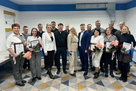 Александр Лисицын вручил краевые награды работникам барнаульской компании