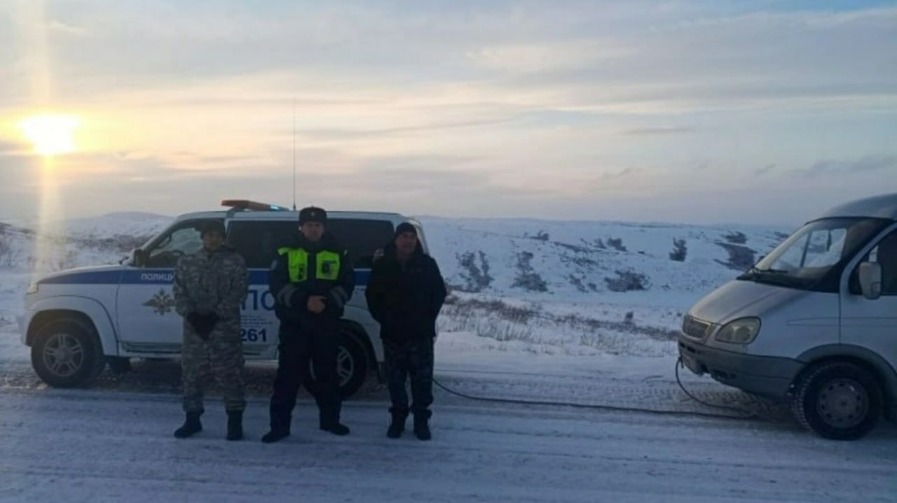 Алтайские правоохранители помогли водителю ГАЗели на заснеженной трассе в мороз