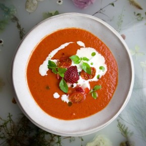 Освежающий гаспачо с клубникой и страчателлой: летний рецепт от шефа