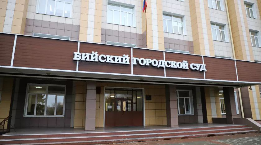 Бийский городской суд вынес обвинительный приговор местному жителю, который ударил соседа ломом по голове из-за громкой музыки