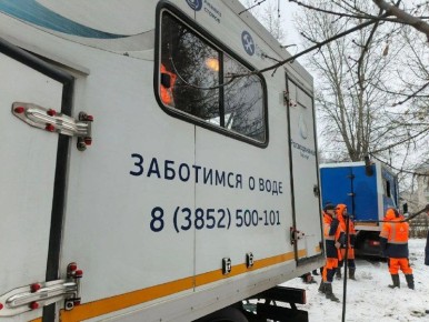 Специалисты Росводоканал Барнаул устраняют повреждение водопровода на улице Фомина, 115