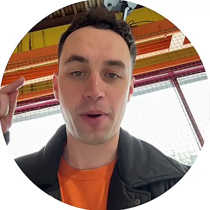 Прямо сейчас хоккейная команда «Скифы» из посёлка Новые Зори сражается в Москве с командой «Запад — Ястребы»