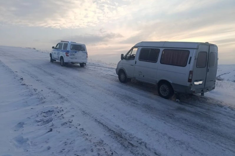 В Краснощековском районе автоинспекторы помогли застрявшей на обледенелой дороге ГАЗели В Краснощековском районе автоинспекторы помогли застрявшей на обледенелой дороге ГАЗели