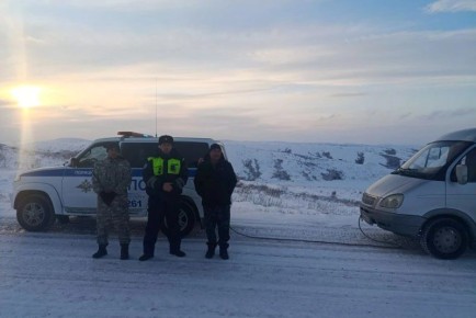 В Краснощековском районе автоинспекторы помогли застрявшей на обледенелой дороге ГАЗели