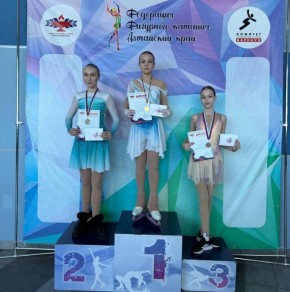 Первые в 2026 году краевые старты для юных фигуристов прошли на льду «Карандин Арены» в Барнауле