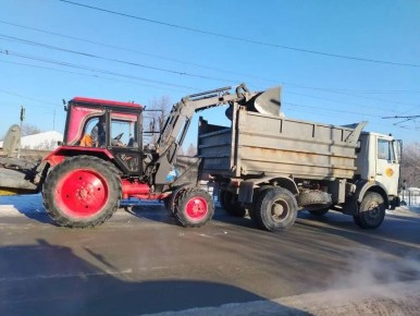 Дорожная служба продолжает вывоз снега с улиц города