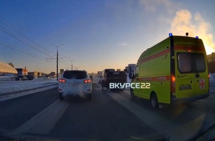 Машина перевернулась на дороге в Барнауле