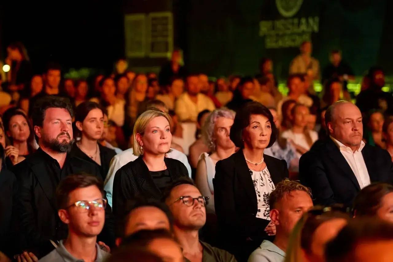 Виктор Томенко: Наш краевой молодежный ансамбль «Алтай» — в Таиланде принимает участие в мультижанровом фестивале «Русские сезоны» Виктор Томенко: Наш краевой молодежный ансамбль «Алтай» — в Таиланде принимает участие в мультижанровом фестивале «Русские сезоны»