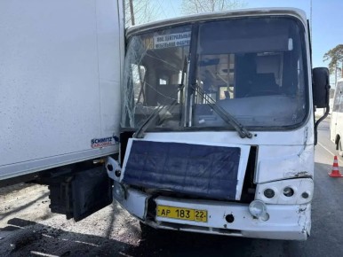 Пассажирский автобус столкнулся с грузовиком на Змеиногорском тракте