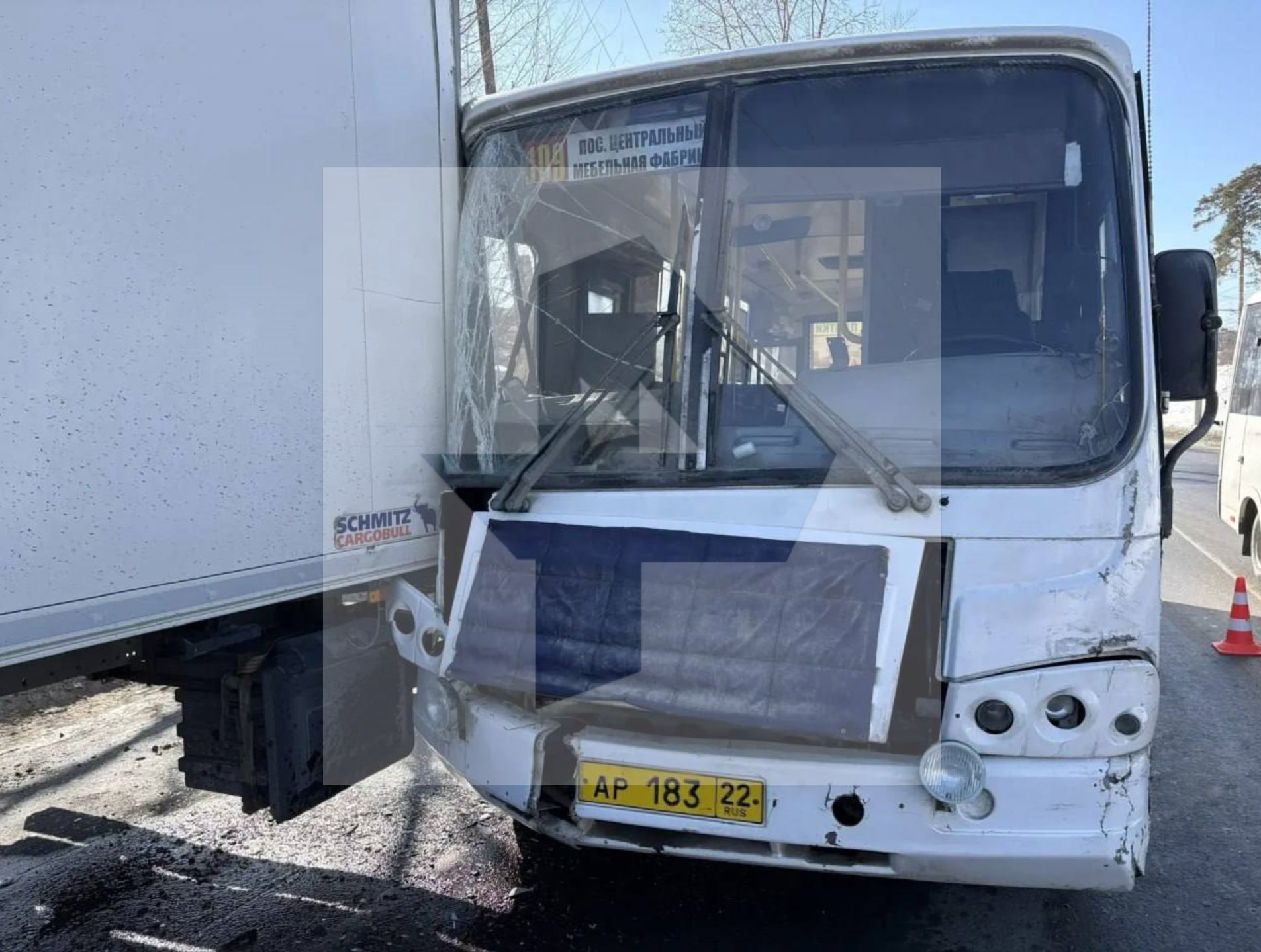 Рейсовый автобус столкнулся с грузовиком MAN в Барнауле, пострадали 12 человек, сообщил источник РЕН ТВ