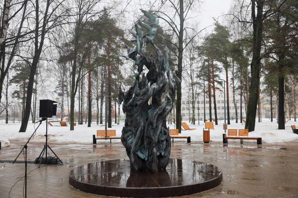 Памятник жертвам коронавируса открыли в России Памятник жертвам коронавируса открыли в России