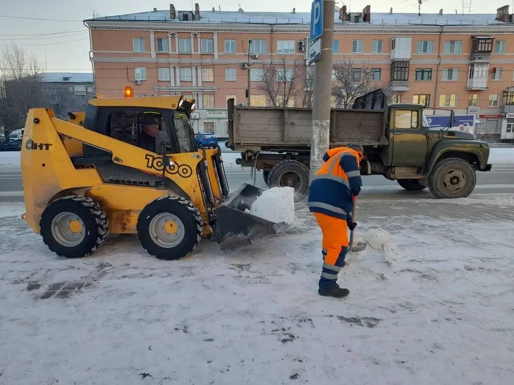 Дорожная служба продолжает вывоз снега с улиц города Дорожная служба продолжает вывоз снега с улиц города