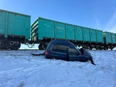 Поезд сбил автомобиль в Рубцовском районе, пассажирка погибла на месте