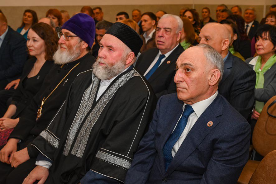 Вячеслав Франк принял участие в совместном заседании Общественной палаты города и Совета женщин при главе Барнаула Вячеслав Франк принял участие в совместном заседании Общественной палаты города и Совета женщин при главе Барнаула