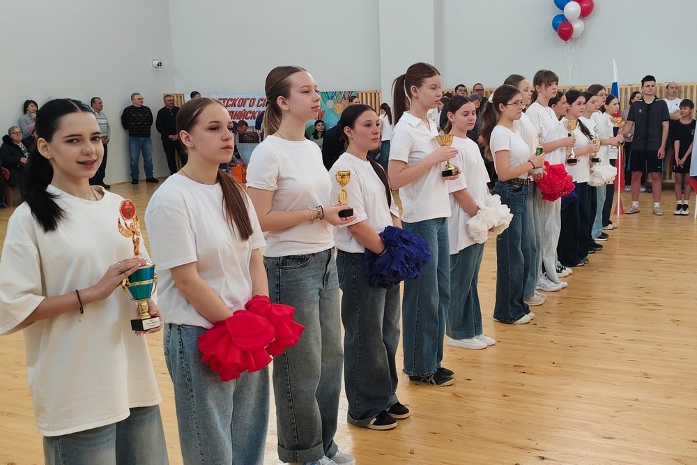 В поселке Мирный Родинского района после ремонта открылся обновленный спортивный зал В поселке Мирный Родинского района после ремонта открылся обновленный спортивный зал