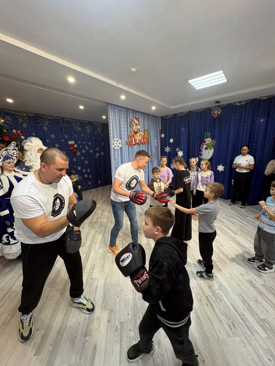 Ветераны спорта исполнили новогоднюю мечту детей из барнаульского центра помощи Ветераны спорта исполнили новогоднюю мечту детей из барнаульского центра помощи