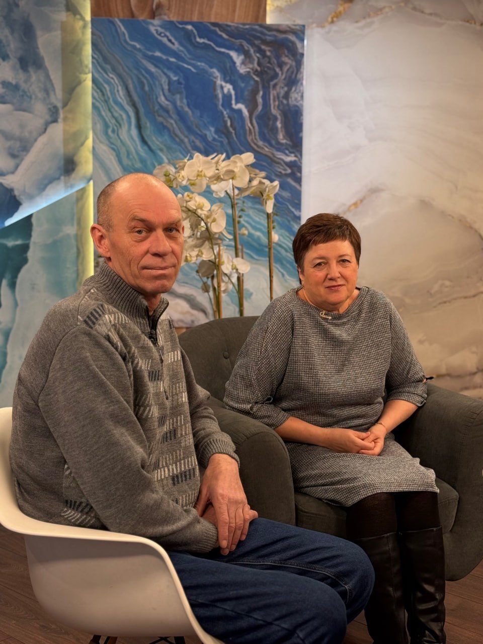 Они снимают на дешёвый телефон, не пишут сценариев, а их штатив — это ведро с песком и пластиковая трубка