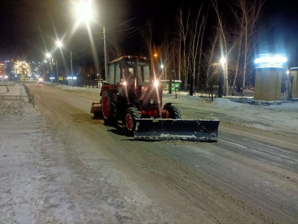 Городские дороги и тротуары: в ночную смену в Барнауле работало 118 единиц техники Городские дороги и тротуары: в ночную смену в Барнауле работало 118 единиц техники