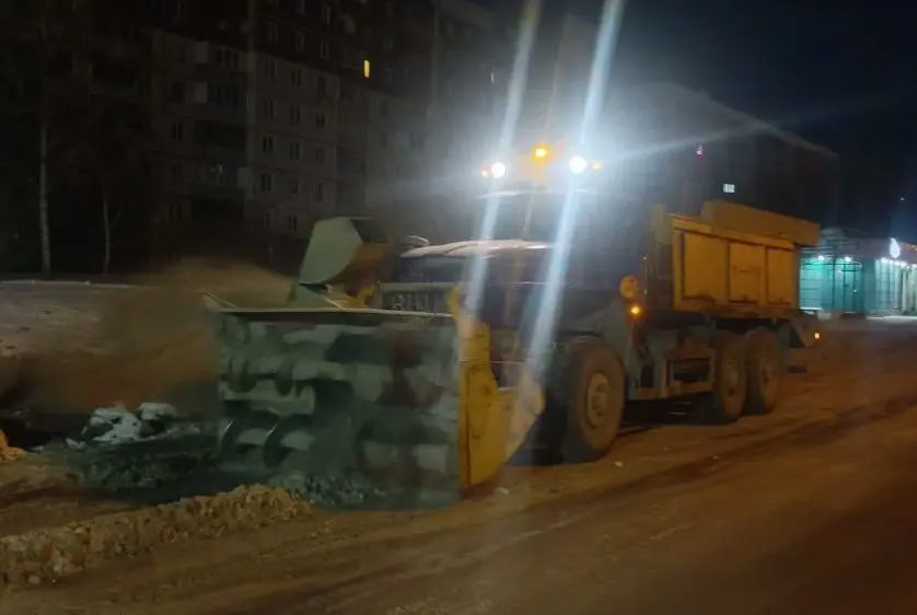 Городские дороги и тротуары: в ночную смену в Барнауле работало 118 единиц техники Городские дороги и тротуары: в ночную смену в Барнауле работало 118 единиц техники
