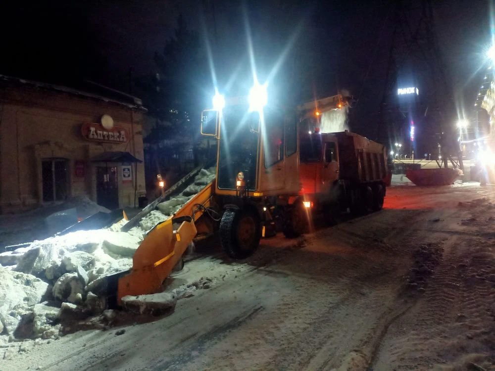 Городские дороги и тротуары: в ночную смену в Барнауле работало 118 единиц техники Городские дороги и тротуары: в ночную смену в Барнауле работало 118 единиц техники