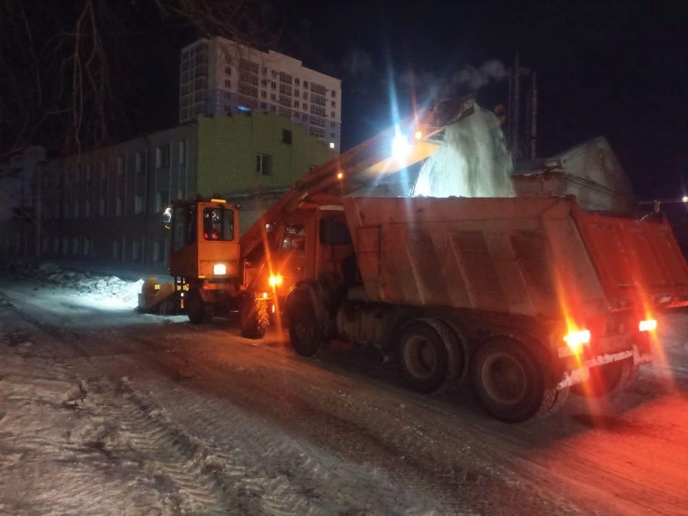 Городские дороги и тротуары: в ночную смену в Барнауле работало 118 единиц техники Городские дороги и тротуары: в ночную смену в Барнауле работало 118 единиц техники