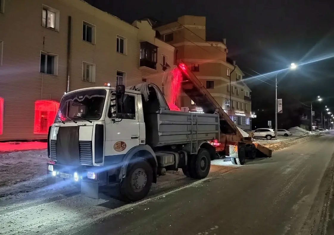 Городские дороги и тротуары: в ночную смену в Барнауле работало 118 единиц техники