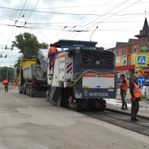 Про ремонт дорог. В этом году из краевого бюджета на ремонт дорог городу предоставлена субсидия в размере 250 млн рублей