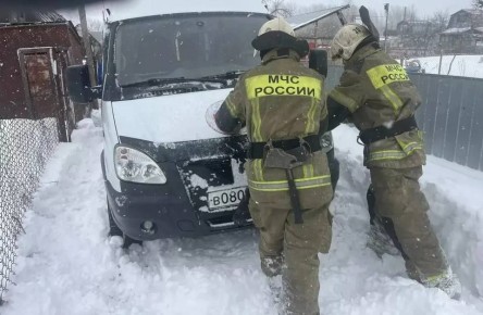 Скорая помощь с пациентом увязла в снежной колее в Алтайском крае