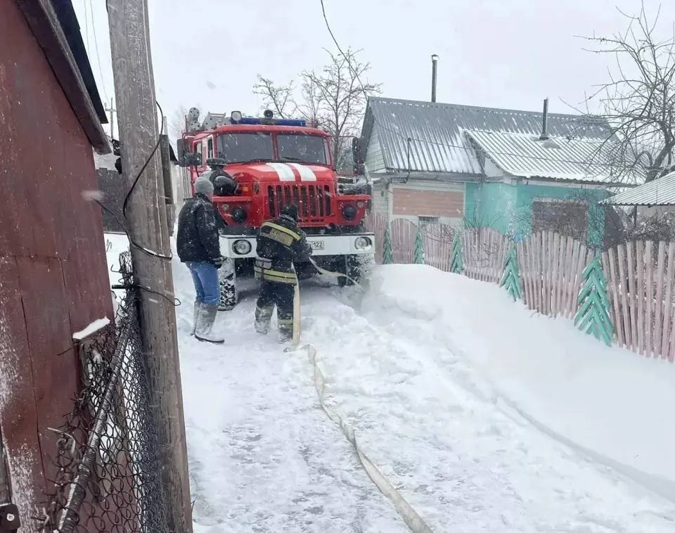 Скорая помощь с пациентом увязла в снежной колее в Алтайском крае Скорая помощь с пациентом увязла в снежной колее в Алтайском крае
