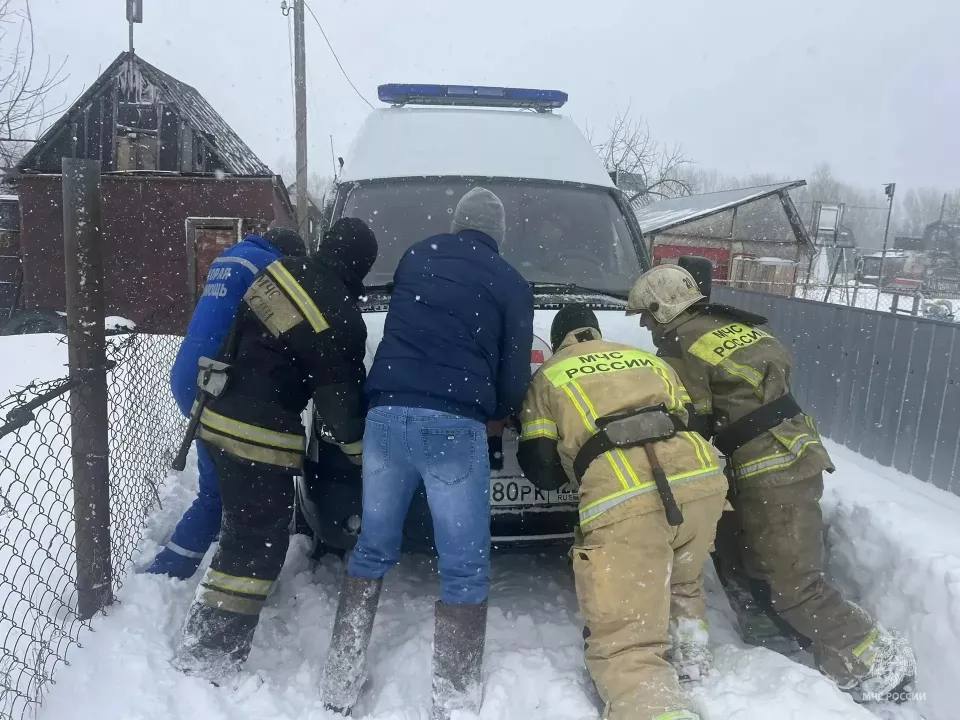 Скорая помощь с пациентом увязла в снежной колее в Алтайском крае Скорая помощь с пациентом увязла в снежной колее в Алтайском крае