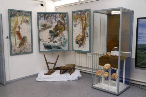 В Алтайском государственном краеведческом музее работает выставка «Фонды +. От Зимы до Осени». Там представлено около 70 работ, объединённых темой смены времён года В Алтайском государственном краеведческом музее работает выставка «Фонды +. От Зимы до Осени». Там представлено около 70 работ, объединённых темой смены времён года