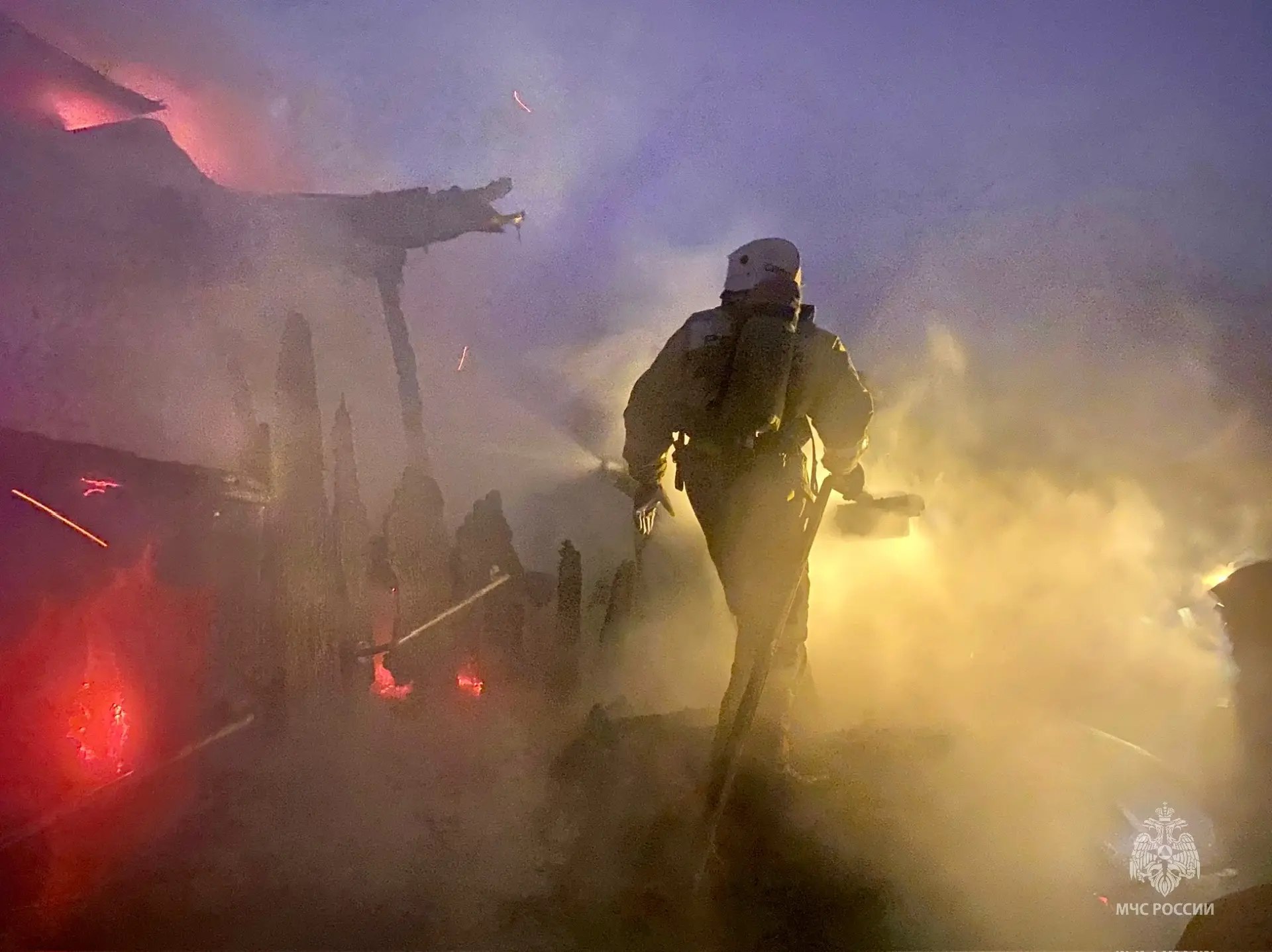 При пожаре в частном доме в Барнауле погибли мужчина и женщина При пожаре в частном доме в Барнауле погибли мужчина и женщина