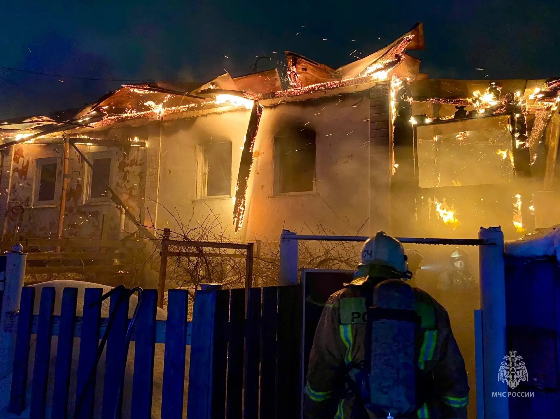 При пожаре в частном доме в Барнауле погибли мужчина и женщина При пожаре в частном доме в Барнауле погибли мужчина и женщина