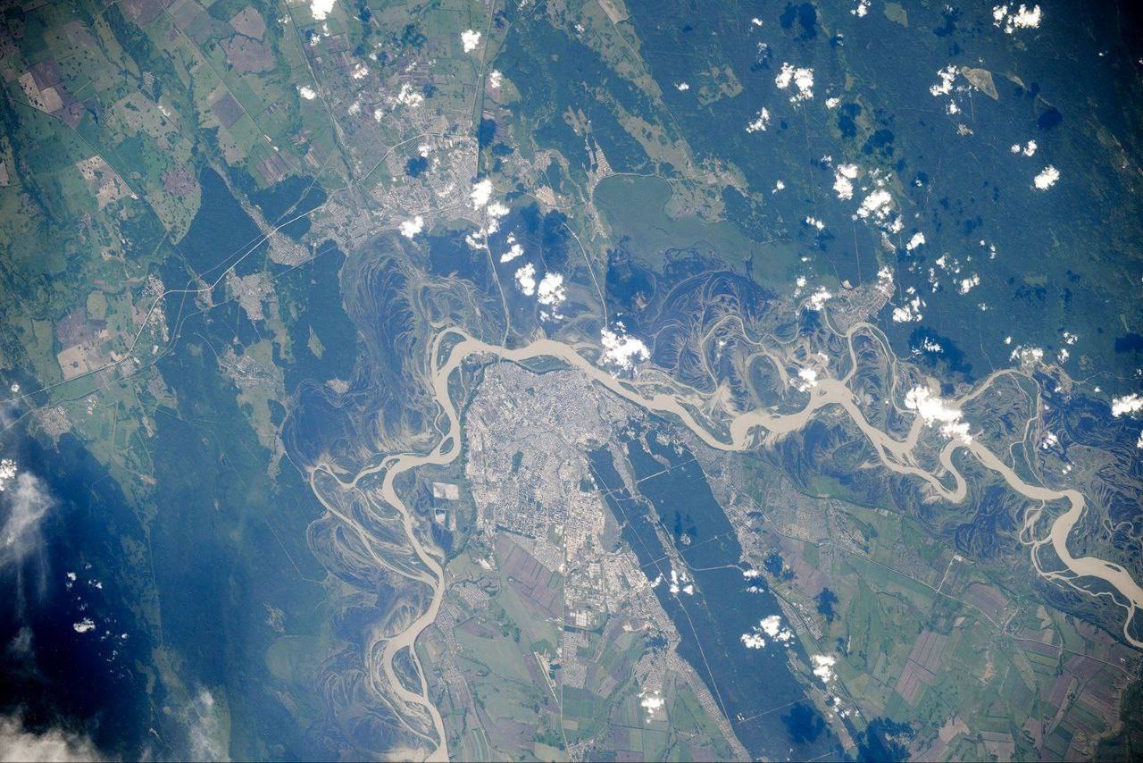 Алтайские горы и города края сняли с борта МКС Алтайские горы и города края сняли с борта МКС