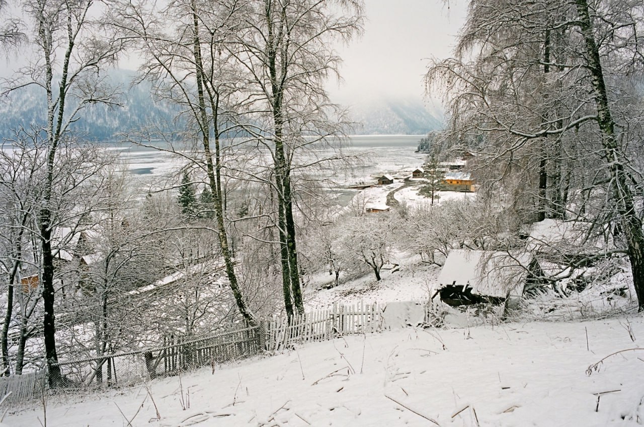 Берега Телецкого озера окутал иней Берега Телецкого озера окутал иней