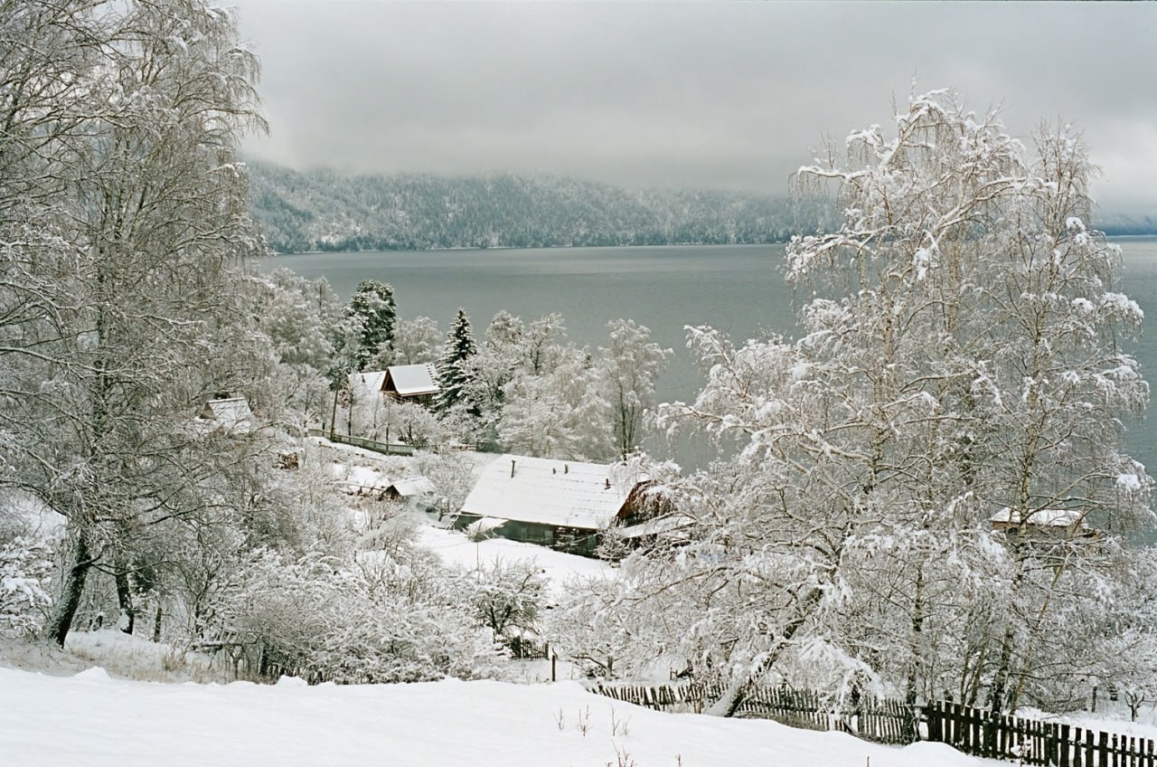 Берега Телецкого озера окутал иней Берега Телецкого озера окутал иней