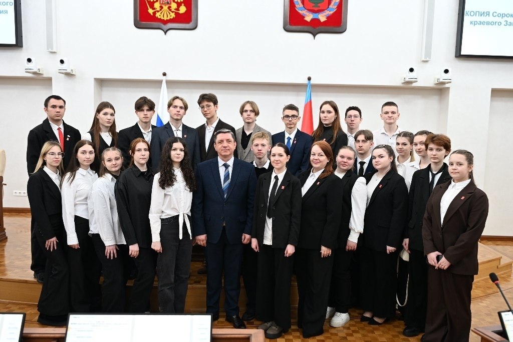 Игорь Панарин провел парламентский урок для школьников и студентов Игорь Панарин провел парламентский урок для школьников и студентов