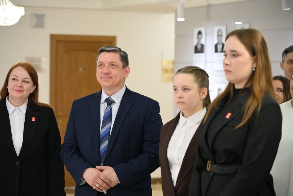 Игорь Панарин провел парламентский урок для школьников и студентов Игорь Панарин провел парламентский урок для школьников и студентов