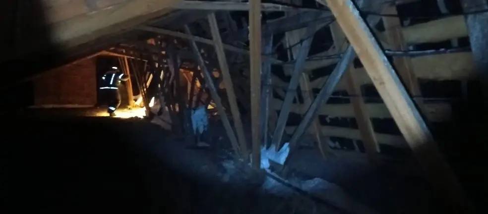 В МЧС Алтайского края показали, как выглядит крыша жилого дома в Тальменке после обрушения В МЧС Алтайского края показали, как выглядит крыша жилого дома в Тальменке после обрушения