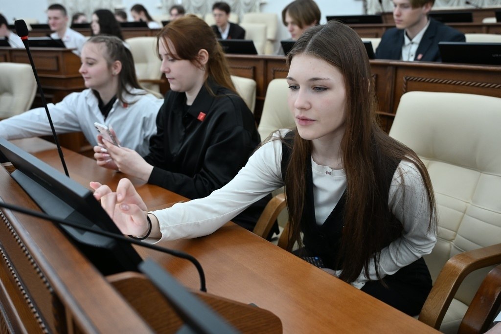 Игорь Панарин провел парламентский урок для школьников и студентов Игорь Панарин провел парламентский урок для школьников и студентов