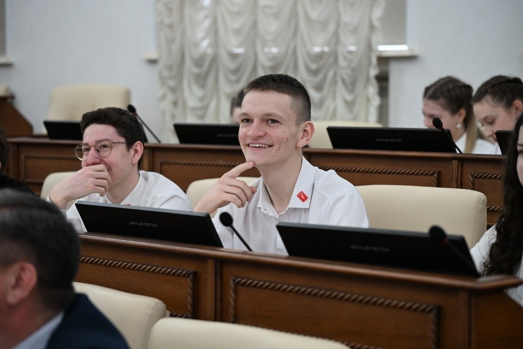 Игорь Панарин провел парламентский урок для школьников и студентов Игорь Панарин провел парламентский урок для школьников и студентов