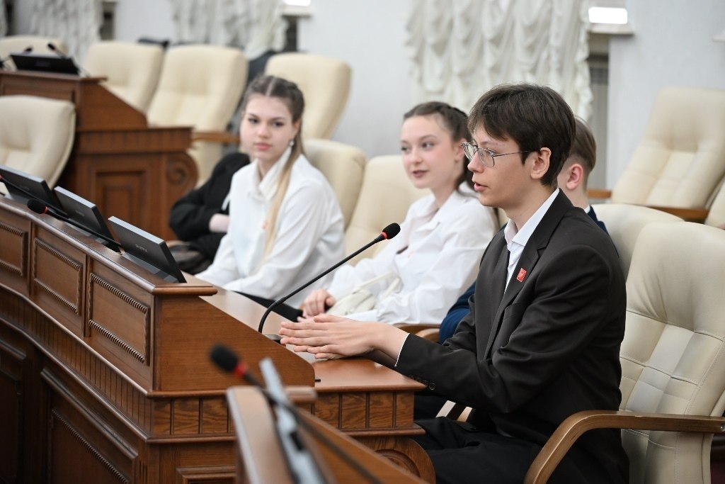 Игорь Панарин провел парламентский урок для школьников и студентов Игорь Панарин провел парламентский урок для школьников и студентов