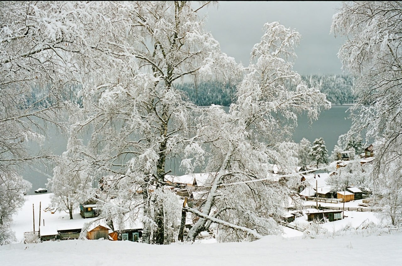 Берега Телецкого озера окутал иней