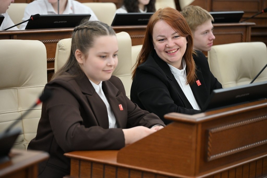 Игорь Панарин провел парламентский урок для школьников и студентов Игорь Панарин провел парламентский урок для школьников и студентов