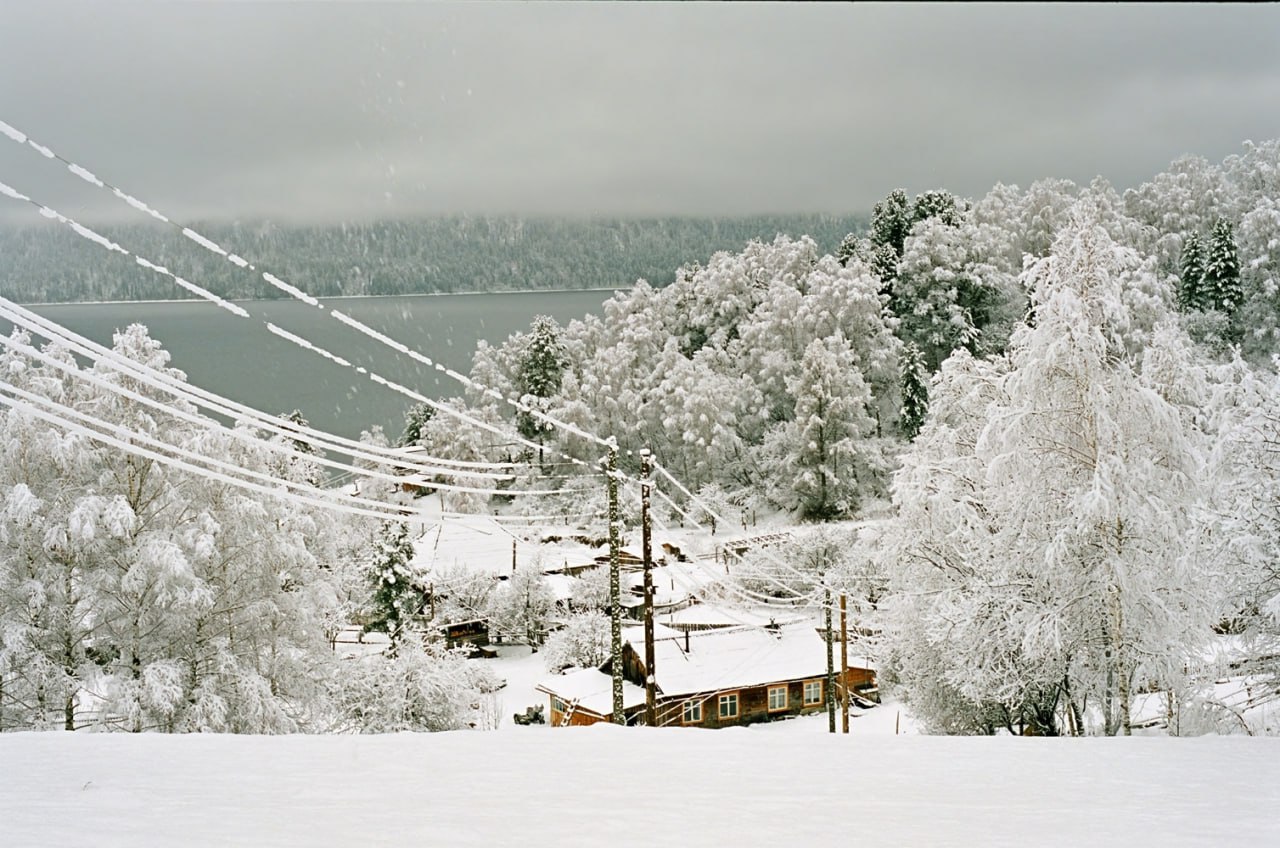 Берега Телецкого озера окутал иней Берега Телецкого озера окутал иней